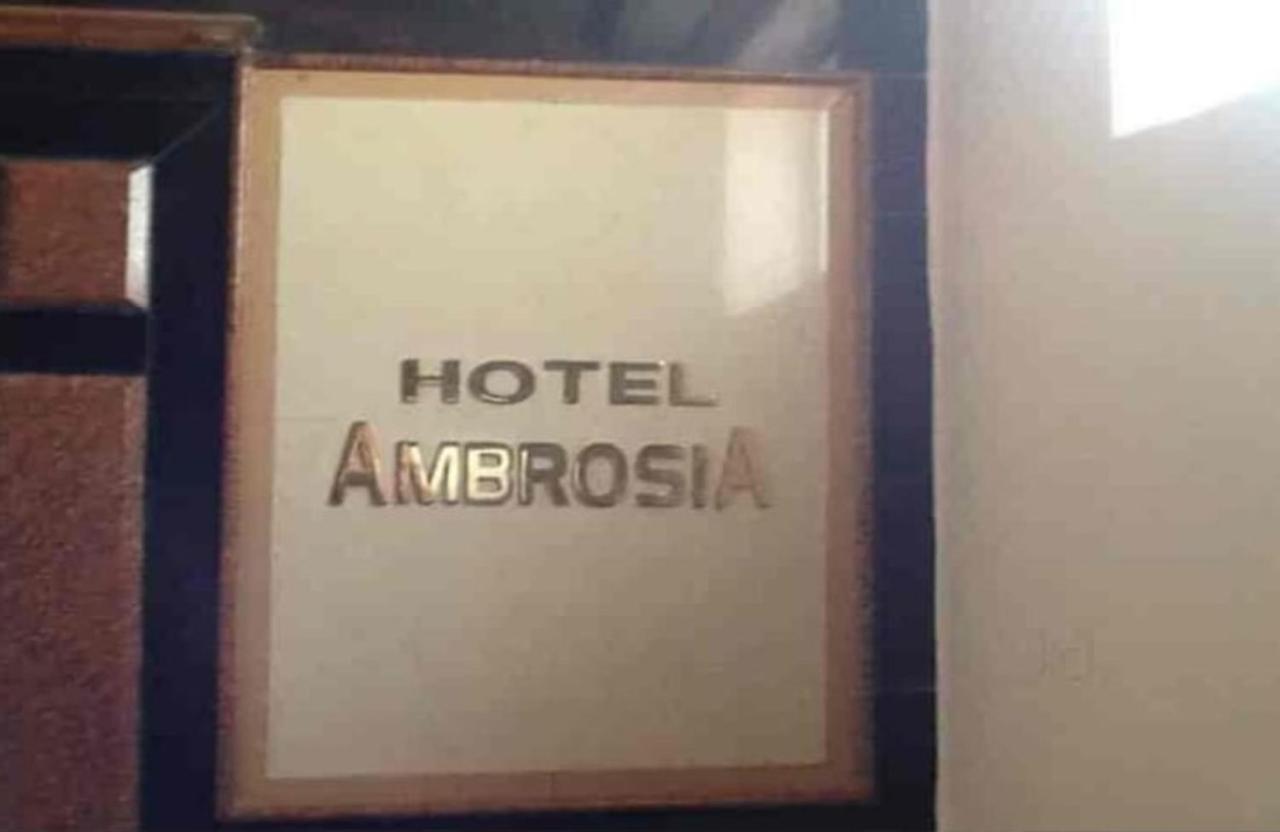 Hotel Ambrosia กาลยัน ภายนอก รูปภาพ